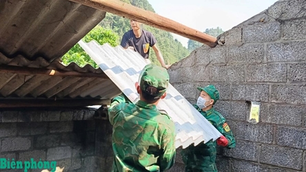 Dam Thuy Border Post helps residents recover from storm damage